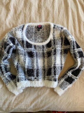 bebe Black and white fluffy crop